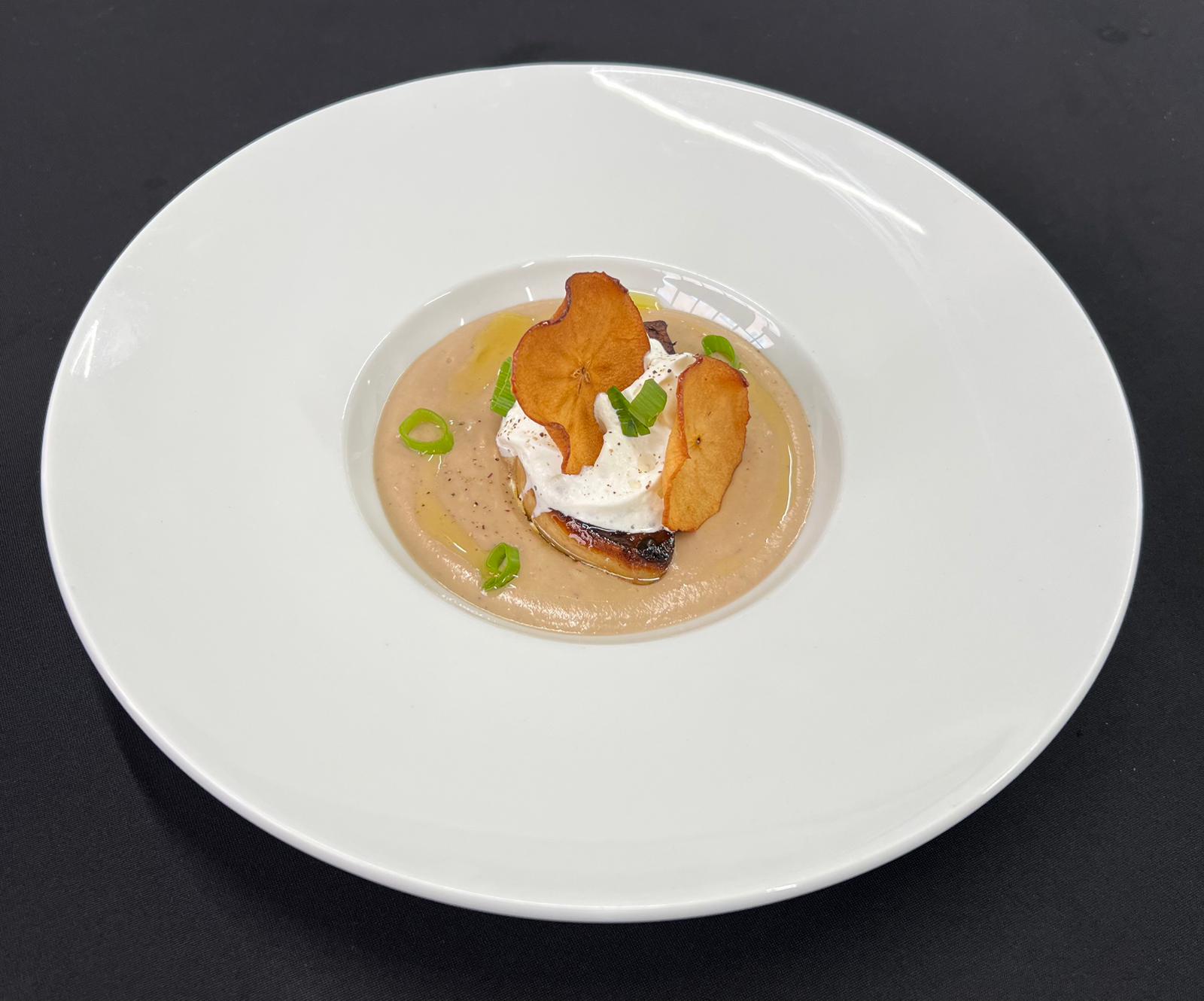 Velouté de châtaigne, foie gras poêlée, crème fouetté à la noisette, huile de truffe et chips de pomme Granny smith