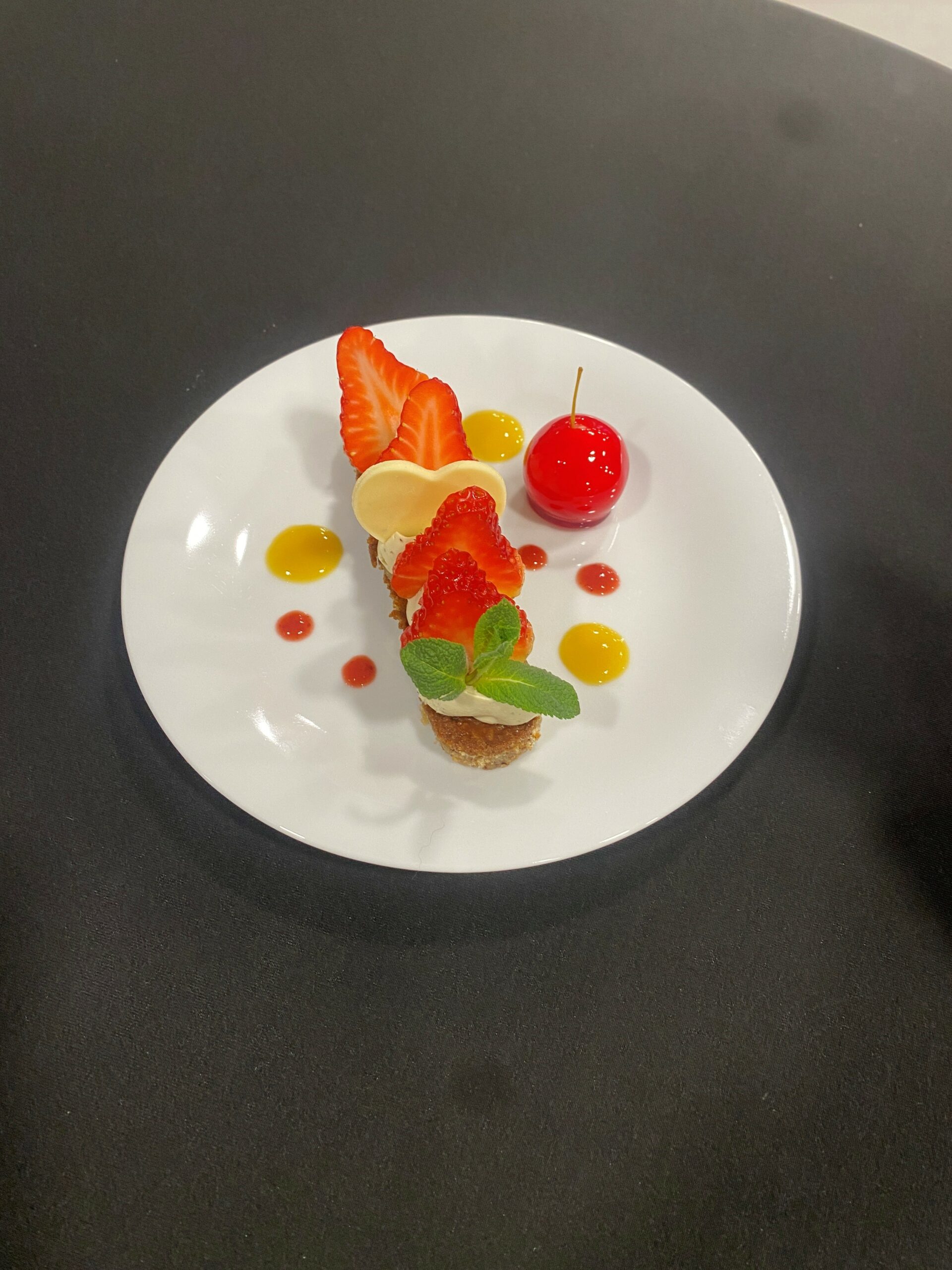 Craquelin aux amandes, mousse chocolat blanc & fèves tonka, fraises fraîche et comptée de rhubarbe , petite pomme d'amour